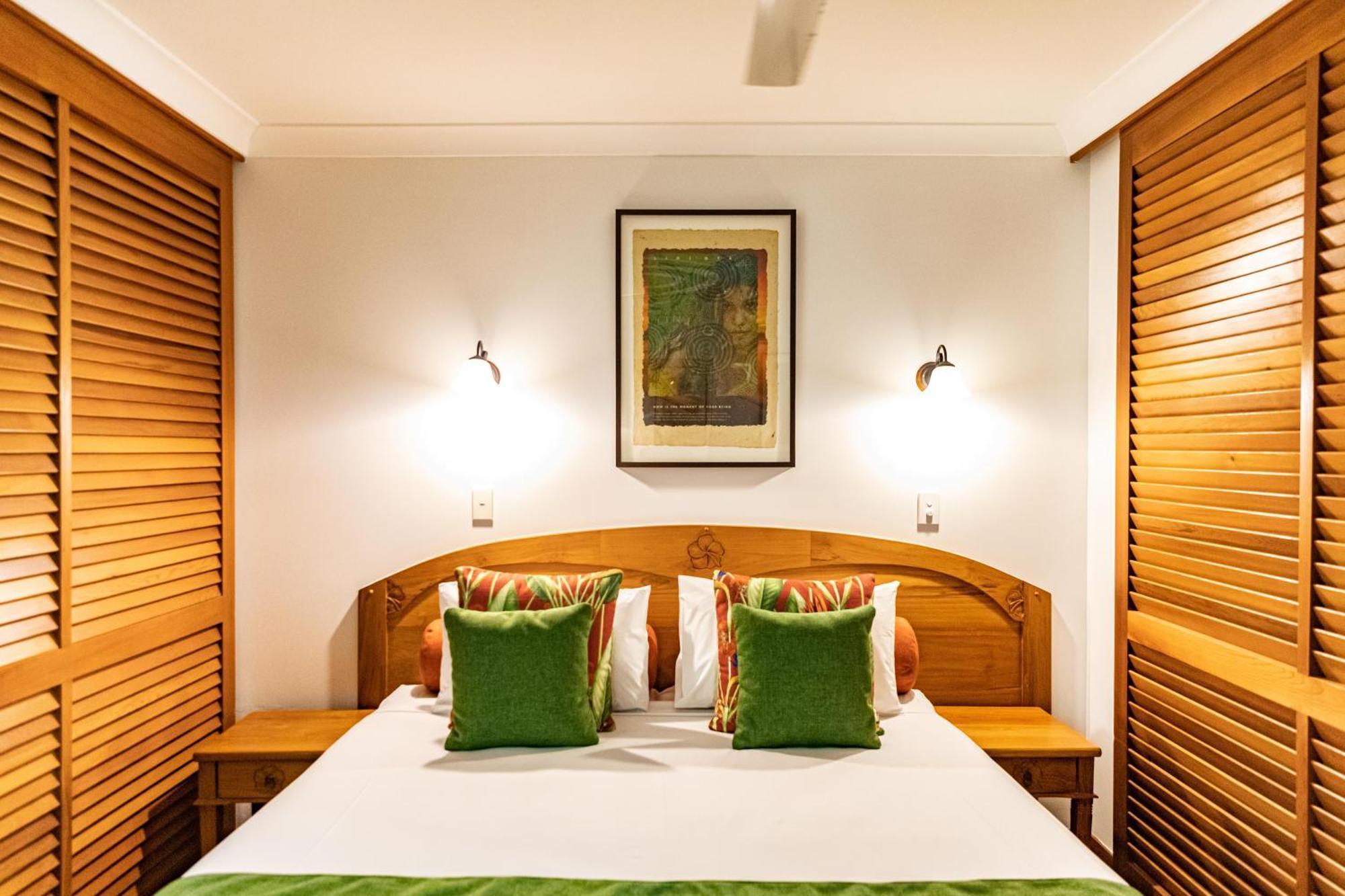 Deluxe One-Bedroom Apartment